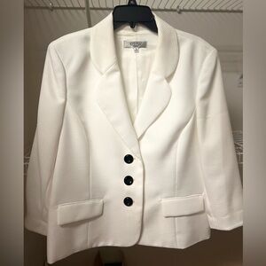 Kasper White Blazer with Notched Lapel and Tailored Fit